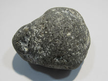 Laden Sie das Bild in den Galerie-Viewer, Klapperstein laut Flint Hohlstein +Schwamm 6 cm Kreide Normandie, Frankreich