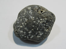 Laden Sie das Bild in den Galerie-Viewer, Klapperstein laut Flint Hohlstein +Schwamm 6 cm Kreide Normandie, Frankreich