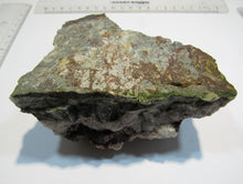Laden Sie das Bild in den Galerie-Viewer, Calcit Skalenoeder xx auf Quarz mit Hämatit 14cm Bad Bleiberg Kärnten, Österreich