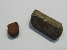 Laden Sie das Bild in den Galerie-Viewer, Hornblende 2 Kristalle L15+38mm 20g Tschenoschin, Tschechien