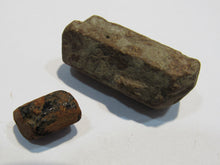 Laden Sie das Bild in den Galerie-Viewer, Hornblende 2 Kristalle L15+38mm 20g Tschenoschin, Tschechien
