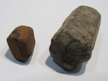 Laden Sie das Bild in den Galerie-Viewer, Hornblende 2 Kristalle L15+38mm 20g Tschenoschin, Tschechien