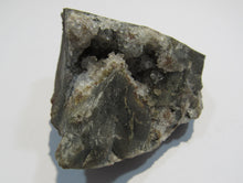 Laden Sie das Bild in den Galerie-Viewer, Grüner Quarz auf Hämatit und Matrix Handstufe 6cm Ötztal Steiermark, Österreich