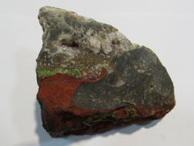 Laden Sie das Bild in den Galerie-Viewer, Grüner Quarz auf Hämatit und Matrix Handstufe 6cm Ötztal Steiermark, Österreich