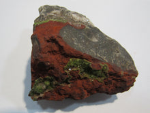 Laden Sie das Bild in den Galerie-Viewer, Grüner Quarz auf Hämatit und Matrix Handstufe 6cm Ötztal Steiermark, Österreich