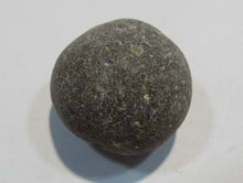 Laden Sie das Bild in den Galerie-Viewer, Klapperstein laut Flint Hohlstein +Schwamm 3cm 29g Kreide Normandie, Frankreich