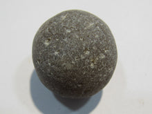 Laden Sie das Bild in den Galerie-Viewer, Klapperstein laut Flint Hohlstein +Schwamm 3cm 29g Kreide Normandie, Frankreich