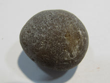 Laden Sie das Bild in den Galerie-Viewer, Klapperstein laut Flint Hohlstein +Schwamm 3cm 29g Kreide Normandie, Frankreich