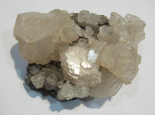 Laden Sie das Bild in den Galerie-Viewer, Calcit auf Malachit +Matrix 10cm 400g Oejikoto Mine Tsuneb, Namibia