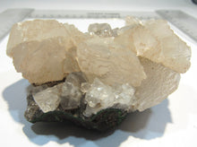 Laden Sie das Bild in den Galerie-Viewer, Calcit auf Malachit +Matrix 10cm 400g Oejikoto Mine Tsuneb, Namibia