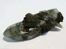 Laden Sie das Bild in den Galerie-Viewer, Bergkristall Stufe mit Chlorit und Markasit 8cm Sedrun Graubünden, Schweiz