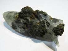 Laden Sie das Bild in den Galerie-Viewer, Bergkristall Stufe mit Chlorit und Markasit 8cm Sedrun Graubünden, Schweiz