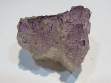 Laden Sie das Bild in den Galerie-Viewer, Fluorit Würfel Quader feine Kristall Stufe violett 4cm Durango, Mexiko