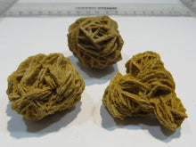 Laden Sie das Bild in den Galerie-Viewer, Baryt 3Stk feine Schwimmer Sandrose Schwerspat 4cm Rockenberg Hessen, Deutschland
