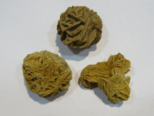 Laden Sie das Bild in den Galerie-Viewer, Baryt 3Stk feine Schwimmer Sandrose Schwerspat 4cm Rockenberg Hessen, Deutschland