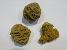 Laden Sie das Bild in den Galerie-Viewer, Baryt 3Stk feine Schwimmer Sandrose Schwerspat 4cm Rockenberg Hessen, Deutschland