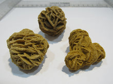Laden Sie das Bild in den Galerie-Viewer, Baryt 3Stk feine Schwimmer Sandrose Schwerspat 4cm Rockenberg Hessen, Deutschland
