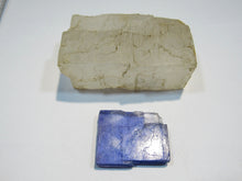 Laden Sie das Bild in den Galerie-Viewer, Steinsalz Halit 2 Stk Kristalle 4 und 7cm weiß und blau Neuhof Ellers, Deutschland