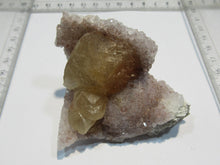 Laden Sie das Bild in den Galerie-Viewer, Amethyst Eisenkiesel Druse mit Honigcalcit 8cm Stbr Juchem Idar Oberstein, Deutschland