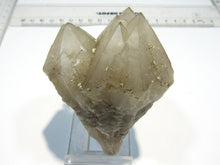 Laden Sie das Bild in den Galerie-Viewer, Rauchquarz Quarz Kristallspitzen 9cm 185g Usingen Taunus, Deutschland