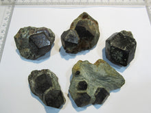 Laden Sie das Bild in den Galerie-Viewer, Granat Almandin 5Stufen rote Kristalle 4cm Zillertal Nord-Tirol, Österreich