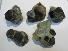 Laden Sie das Bild in den Galerie-Viewer, Granat Almandin 5Stufen rote Kristalle 4cm Zillertal Nord-Tirol, Österreich