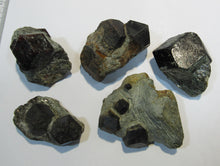 Laden Sie das Bild in den Galerie-Viewer, Granat Almandin 5Stufen rote Kristalle 4cm Zillertal Nord-Tirol, Österreich