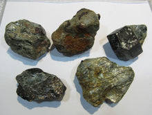Laden Sie das Bild in den Galerie-Viewer, Granat Almandin 5Stufen rote Kristalle 4cm Zillertal Nord-Tirol, Österreich