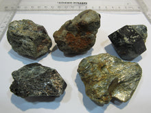 Laden Sie das Bild in den Galerie-Viewer, Granat Almandin 5Stufen rote Kristalle 4cm Zillertal Nord-Tirol, Österreich