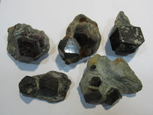 Laden Sie das Bild in den Galerie-Viewer, Granat Almandin 5Stufen rote Kristalle 4cm Zillertal Nord-Tirol, Österreich