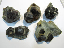 Laden Sie das Bild in den Galerie-Viewer, Granat Almandin 5Stufen rote Kristalle 4cm Zillertal Nord-Tirol, Österreich