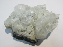 Laden Sie das Bild in den Galerie-Viewer, Apophyllit mit Stilbit feine Kristallstufe Chalcedon Matrix 9cm Jalgaon, Indien