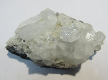 Laden Sie das Bild in den Galerie-Viewer, Apophyllit mit Stilbit feine Kristallstufe Chalcedon Matrix 9cm Jalgaon, Indien