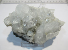 Laden Sie das Bild in den Galerie-Viewer, Apophyllit mit Stilbit feine Kristallstufe Chalcedon Matrix 9cm Jalgaon, Indien