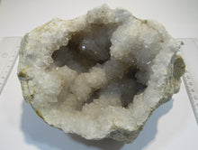 Laden Sie das Bild in den Galerie-Viewer, Bergkristall Quarz Druse weiß klar 16cm Aouli Midelt Atlas, Marokko