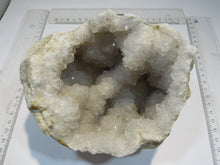 Laden Sie das Bild in den Galerie-Viewer, Bergkristall Quarz Druse weiß klar 16cm Aouli Midelt Atlas, Marokko