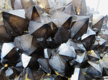 Laden Sie das Bild in den Galerie-Viewer, Rauchquarz tief dunkel Morion XXL 18,4Kg Ploemeur Bretagne, Frankreich
