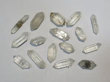 Laden Sie das Bild in den Galerie-Viewer, Bergkristall Sammlung 16 Quarz Doppelender Kristalle 2-3cm Tibet Himalaya, China