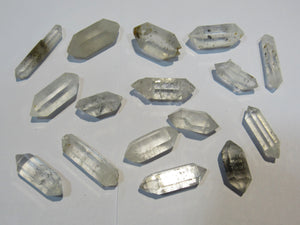 Bergkristall Sammlung 16 Quarz Doppelender Kristalle 2-3cm Tibet Himalaya, China