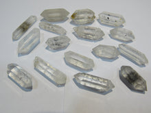 Laden Sie das Bild in den Galerie-Viewer, Bergkristall Sammlung 16 Quarz Doppelender Kristalle 2-3cm Tibet Himalaya, China