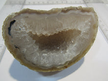 Laden Sie das Bild in den Galerie-Viewer, Achat Chalcedon halbe Geode Quarz Druse geschnitten poliert 240g, Brasilien