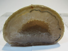 Laden Sie das Bild in den Galerie-Viewer, Achat Chalcedon halbe Geode Quarz Druse geschnitten poliert 240g, Brasilien