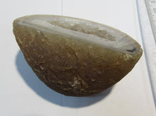 Laden Sie das Bild in den Galerie-Viewer, Achat Chalcedon halbe Geode Quarz Druse geschnitten poliert 240g, Brasilien