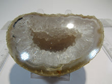 Laden Sie das Bild in den Galerie-Viewer, Achat Chalcedon halbe Geode Quarz Druse geschnitten poliert 240g, Brasilien