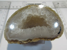 Laden Sie das Bild in den Galerie-Viewer, Achat Chalcedon halbe Geode Quarz Druse geschnitten poliert 240g, Brasilien