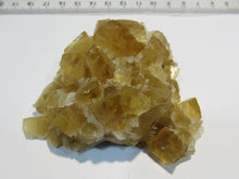 Laden Sie das Bild in den Galerie-Viewer, Calcit Honigcalcit Rhomboeder Handstufe 8cm Stbr. Winterberg Bad Grund, Deutschland