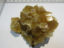 Laden Sie das Bild in den Galerie-Viewer, Calcit Honigcalcit Rhomboeder Handstufe 8cm Stbr. Winterberg Bad Grund, Deutschland
