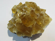 Laden Sie das Bild in den Galerie-Viewer, Calcit Honigcalcit Rhomboeder Handstufe 8cm Stbr. Winterberg Bad Grund, Deutschland