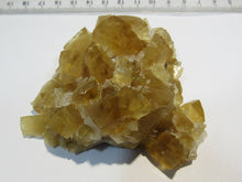 Laden Sie das Bild in den Galerie-Viewer, Calcit Honigcalcit Rhomboeder Handstufe 8cm Stbr. Winterberg Bad Grund, Deutschland
