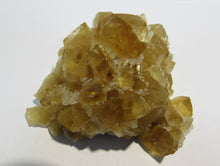 Laden Sie das Bild in den Galerie-Viewer, Calcit Honigcalcit Rhomboeder Handstufe 8cm Stbr. Winterberg Bad Grund, Deutschland